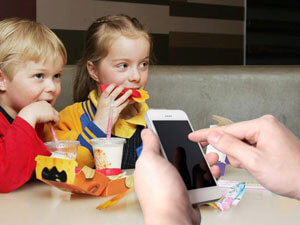 A szülő mobilozása evés közben hatással lehet a gyerek viselkedésére?