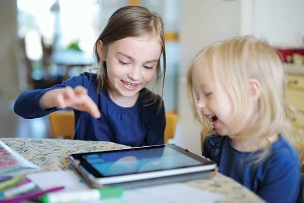 A türelmes és rugalmas viselkedés kialakulása szempontjából van-e jelentősége annak, hogy hogyan, mire használja a kisgyerek a mobileszközt?