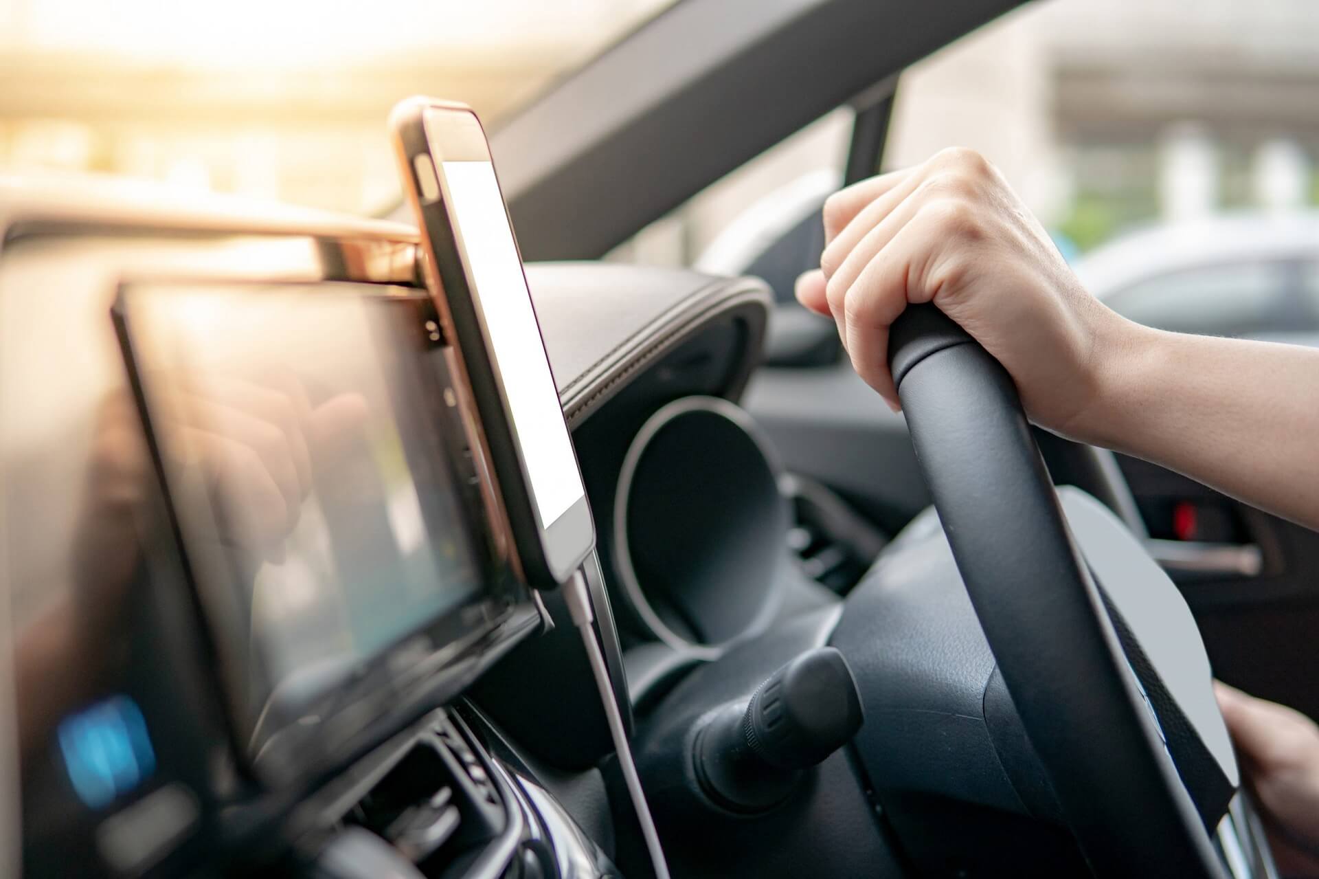 Már a mobiltelefon puszta jelenléte vezetés közben fokozhatja a közúti baleset kockázatát?
